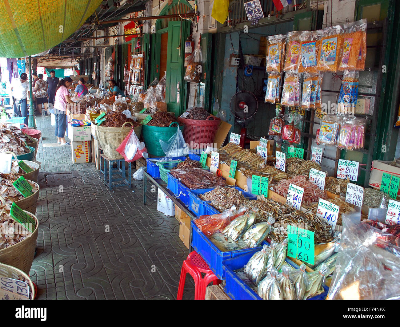Pesci secchi e di altre linee di prodotti alimentari la strada a Bangkok, in Thailandia Foto Stock