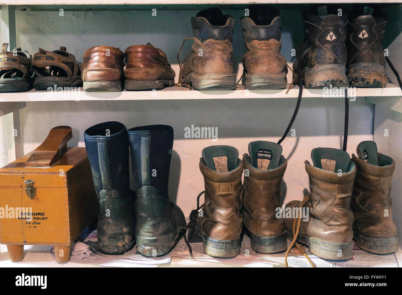 Stivali da lavoro e scarpe ordinatamente accantonato in Md Camera, PA, Stati Uniti d'America Foto Stock
