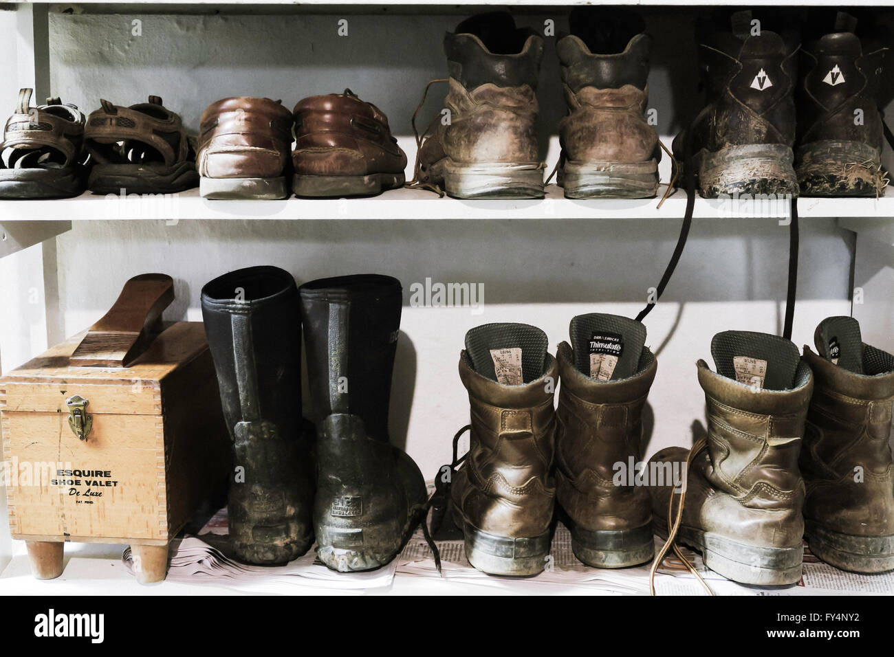 Stivali da lavoro e scarpe ordinatamente accantonato nella camera di fango, PA, Stati Uniti d'America Foto Stock