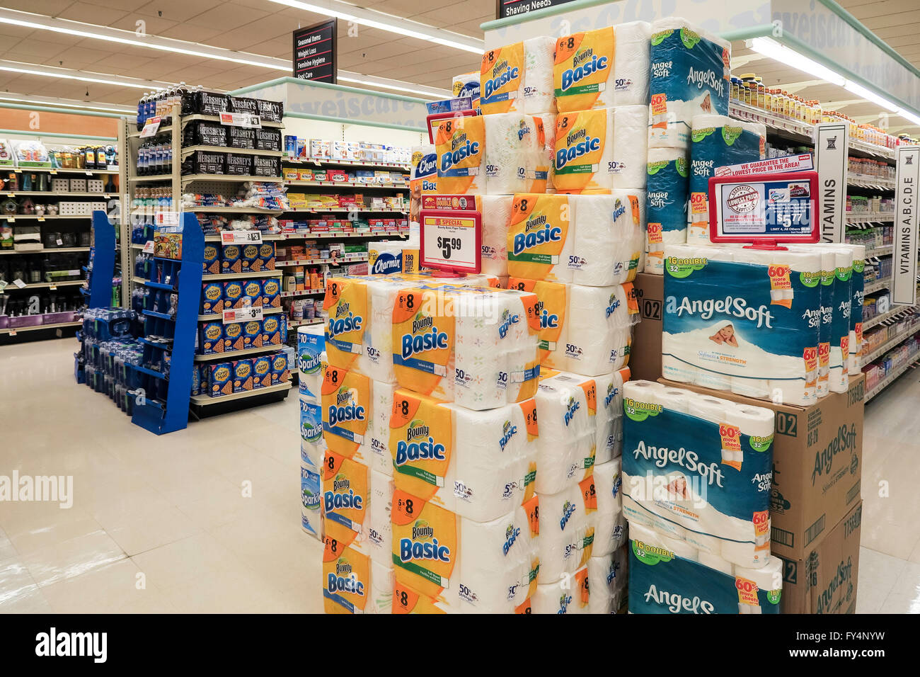 Bounty Basic Tovagliolo di carta End-Aisle Display, Weis supermercato, DOYLESTOWN, PA, Stati Uniti d'America Foto Stock