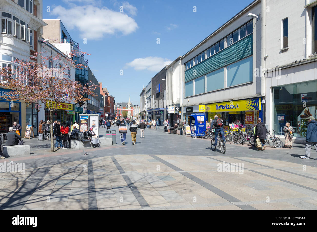 Negozi e acquirenti in Gallowtree cancello in Leicester City Centre Foto Stock