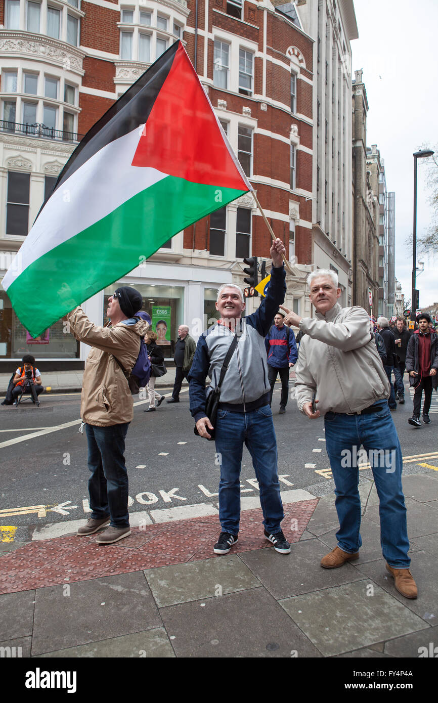Anti-Austerity marzo. Frequentando anche l'anti-austerità marzo a Londra i manifestanti a sostegno dei diritti dei palestinesi. Foto Stock