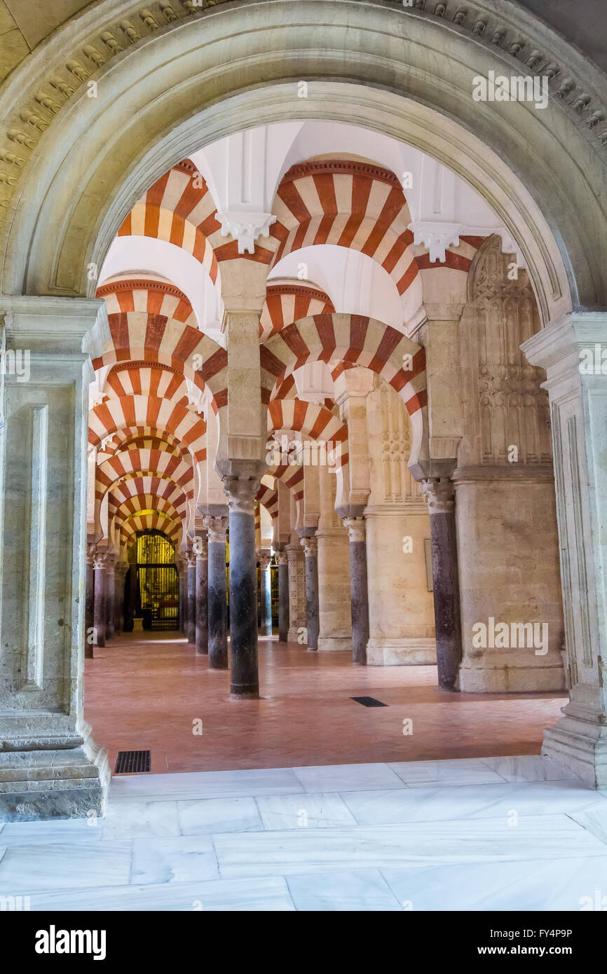 Gli archi e le colonne di rosso e di colore bianco della famosa moschea di Cordova, Spagna Foto Stock