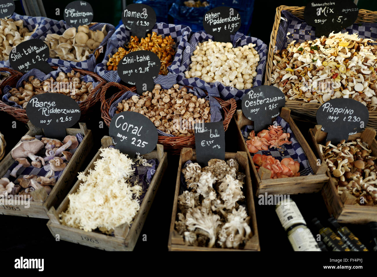 I funghi per la vendita al mercato di Amsterdam Foto Stock