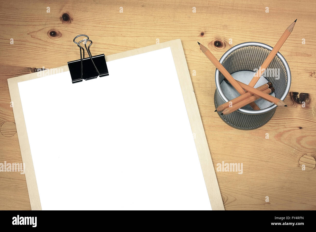 Blank libro bianco sul tavolo di legno con matite nel supporto Foto Stock