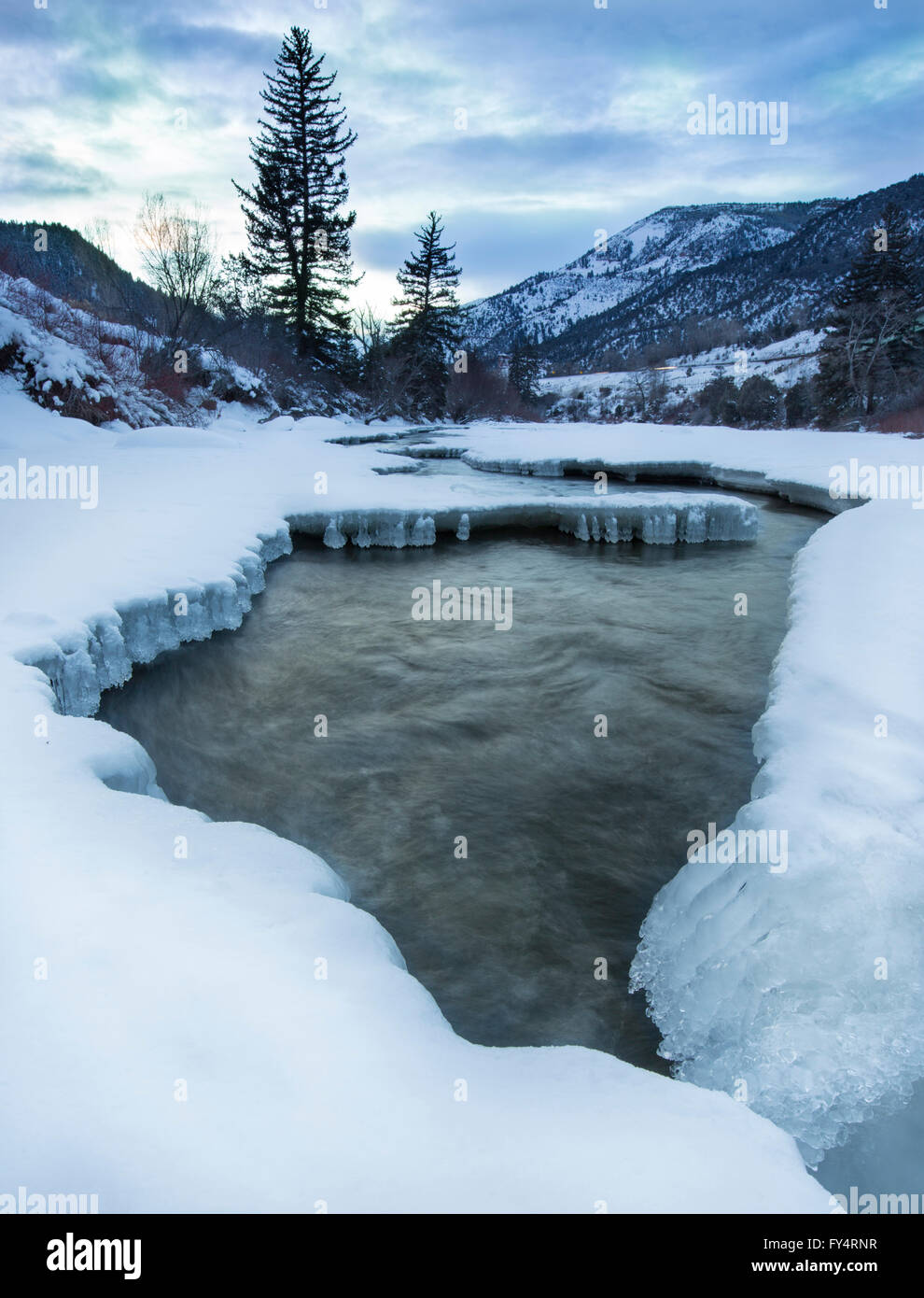 Il fiume Eagle ha quasi congelato per la stagione. Foto Stock