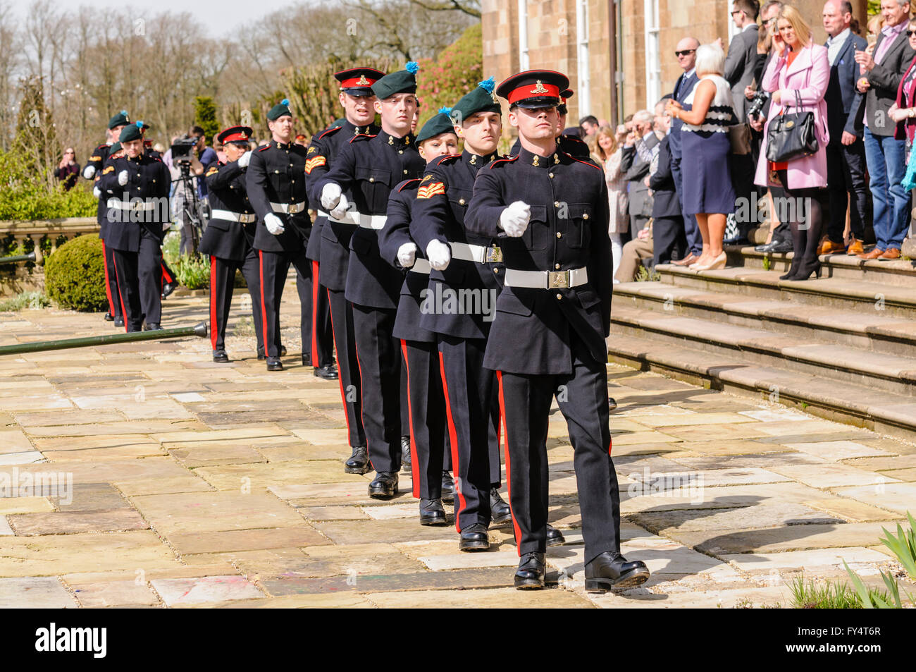 I soldati della "Ulster's Gunners" in uniforme cerimoniale marzo fuori al palazzo di Hillsborough, County Down, Irlanda del Nord. Foto Stock