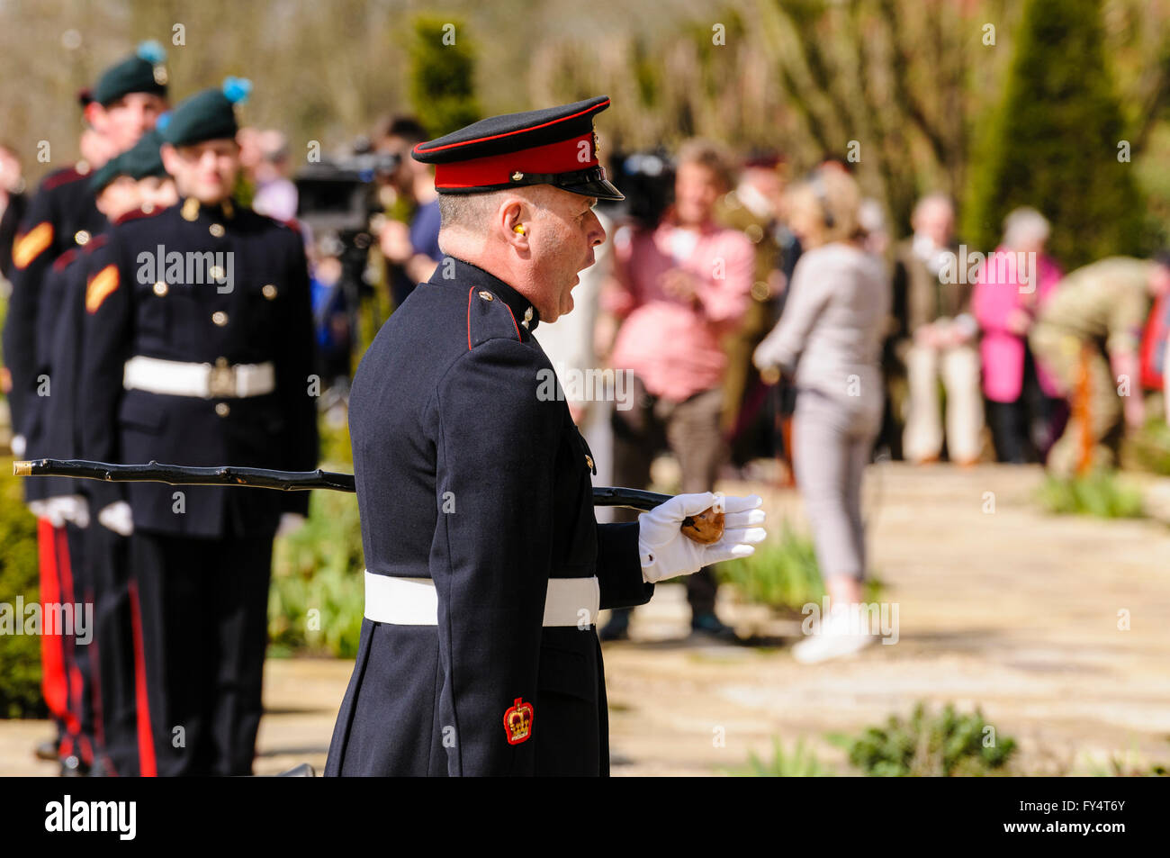 Sergeant-Major dà gli ordini ai soldati dal "Ulster's Gunners" nel cerimoniale di uniforme. Foto Stock