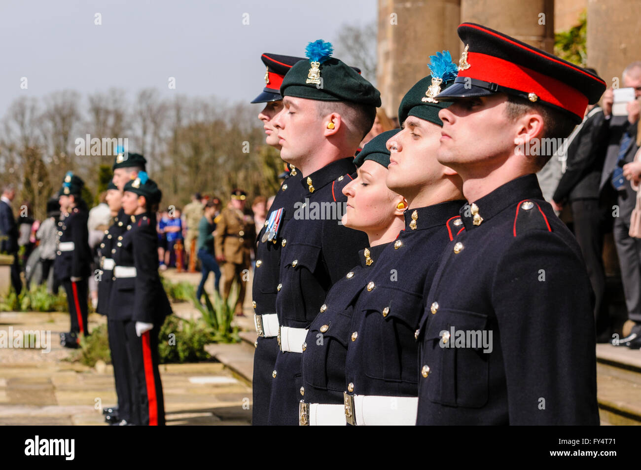 I soldati della "Ulster's Gunners" nel cerimoniale di uniforme. Foto Stock