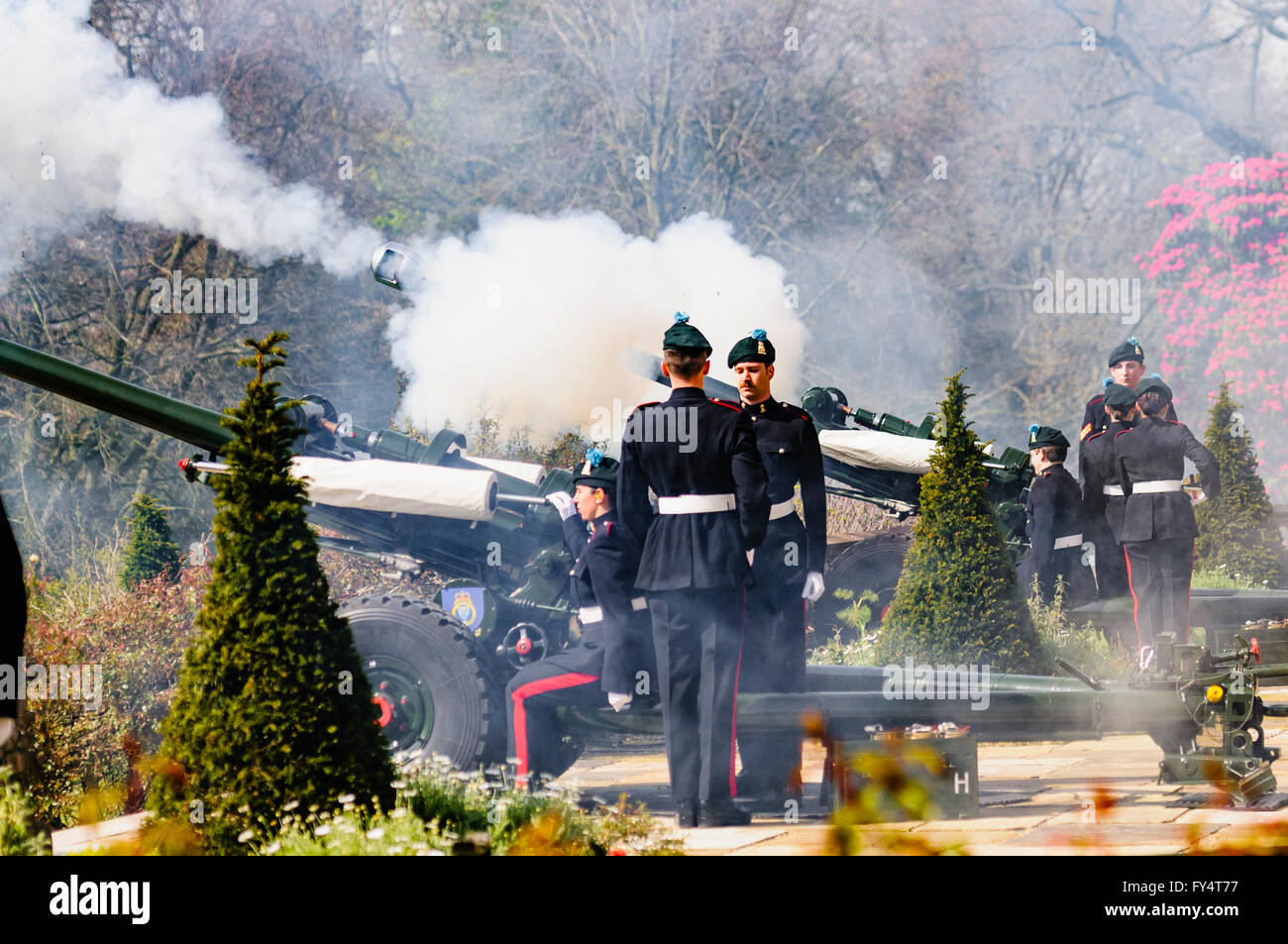 I soldati della "Ulster's Gunners" nel cerimoniale fuoco uniforme un saluto su L118 Luce campo di pistola (Obice) Foto Stock