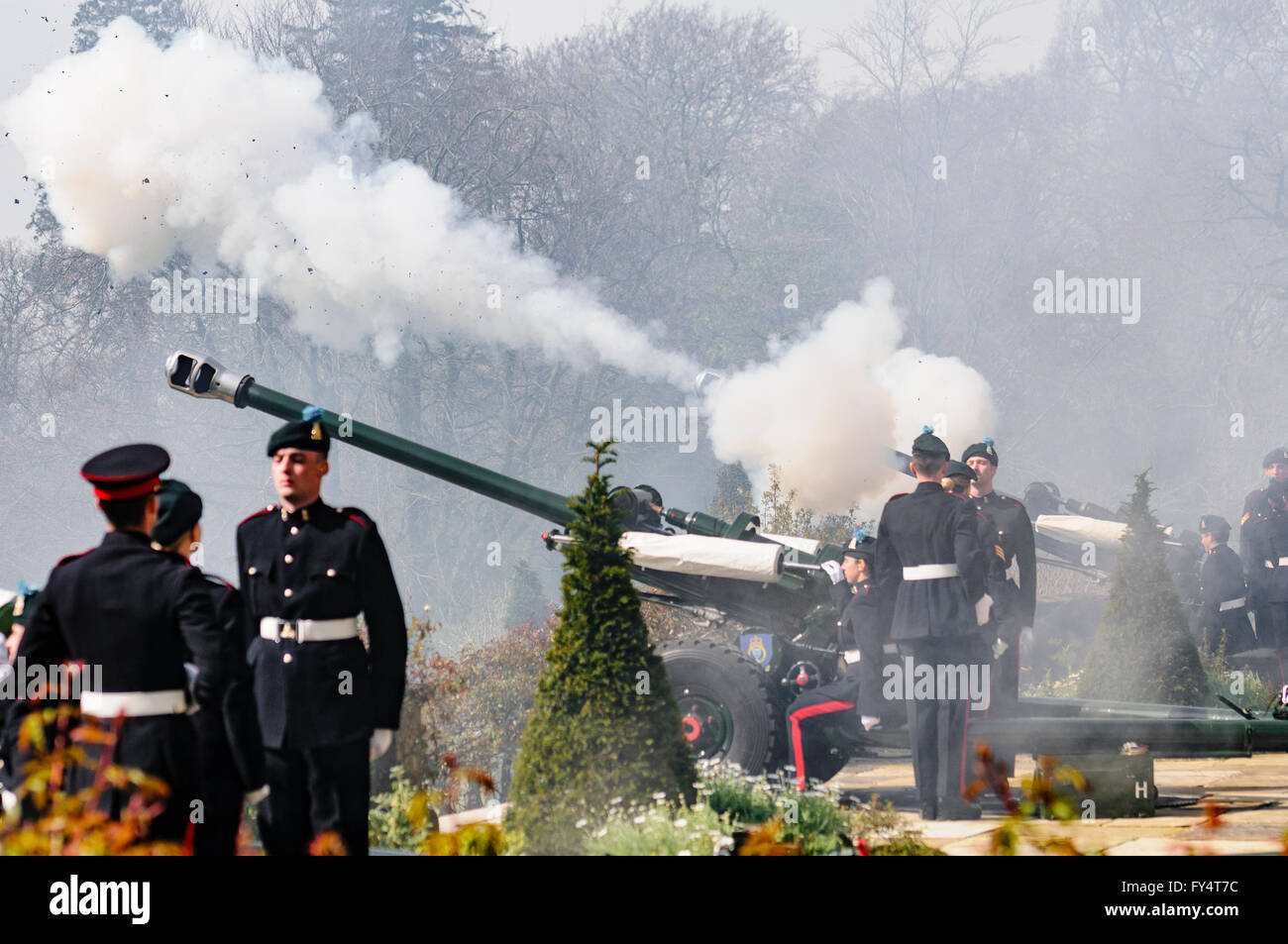 I soldati della "Ulster's Gunners" nel cerimoniale fuoco uniforme un saluto su L118 Luce campo di pistola (Obice) Foto Stock