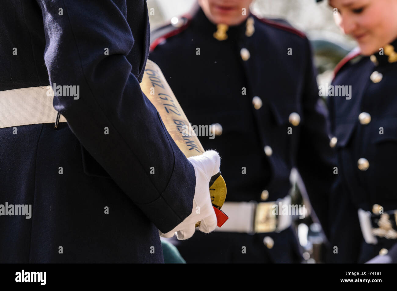 I soldati della "Ulster's Gunners" nel cerimoniale di carico uniforme un guscio a fuoco un saluto su L118 Luce campo di pistola (Obice) Foto Stock