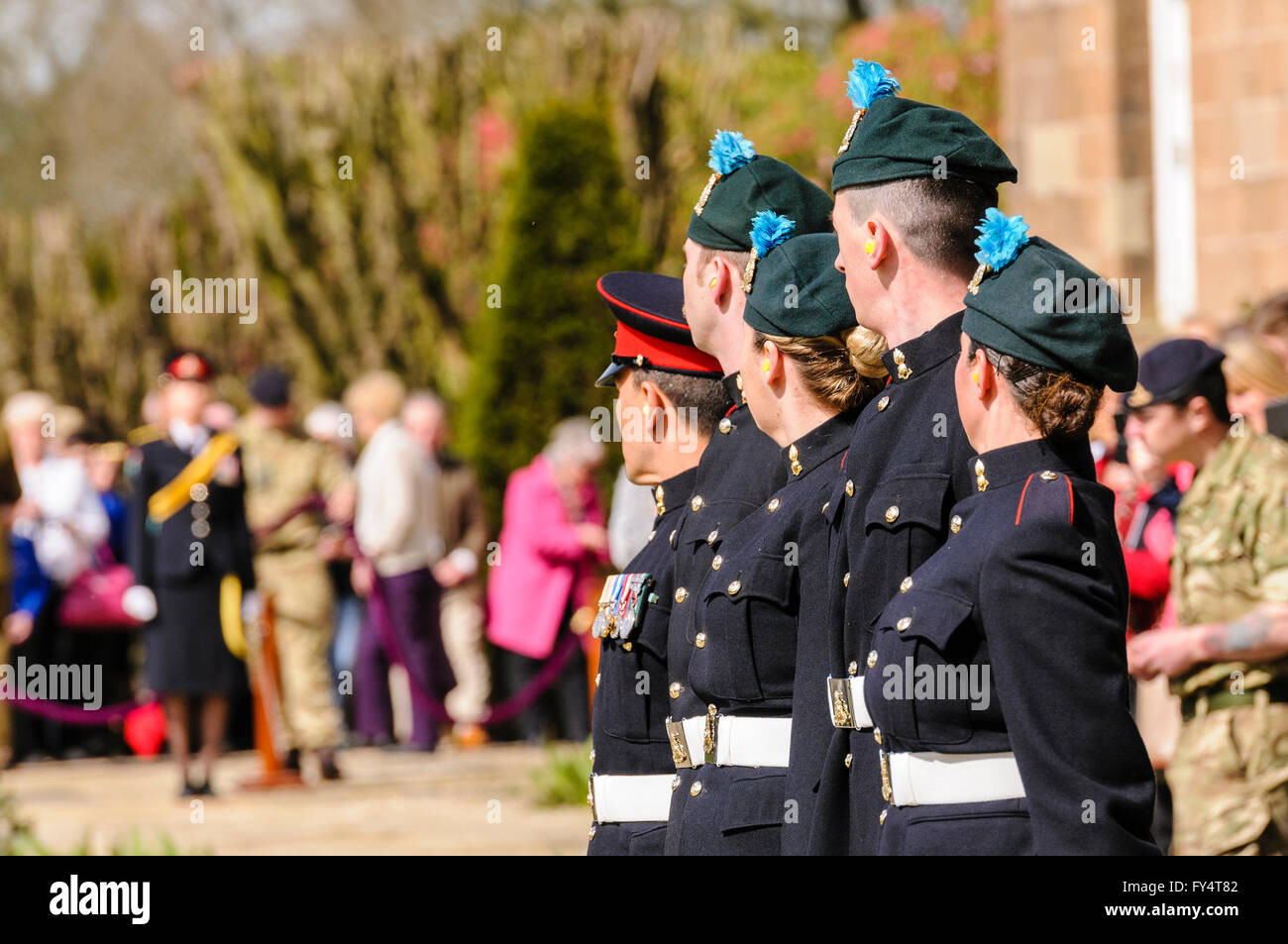 I soldati della "Ulster's Gunners" nel cerimoniale preparare uniforme a fuoco un saluto su L118 Luce campo di pistola (Obice) Foto Stock
