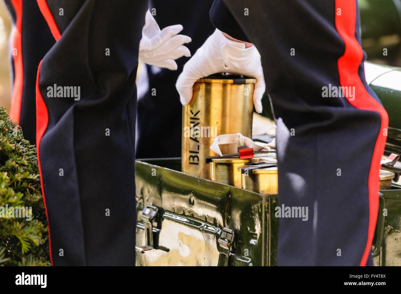 HILLSBOROUGH, IRLANDA DEL NORD - Apr 21 2016: soldati dal "Ulster's Gunners" nel cerimoniale sollevamento uniforme di un guscio di una 105 Foto Stock