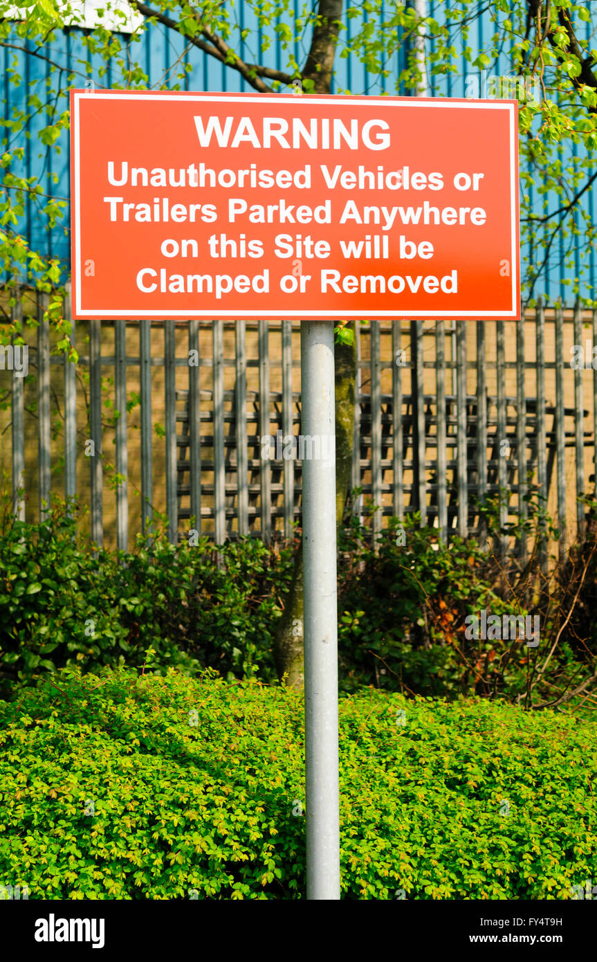 Nessun segno di parcheggio, indicando le vetture saranno bloccate e trainato Foto Stock