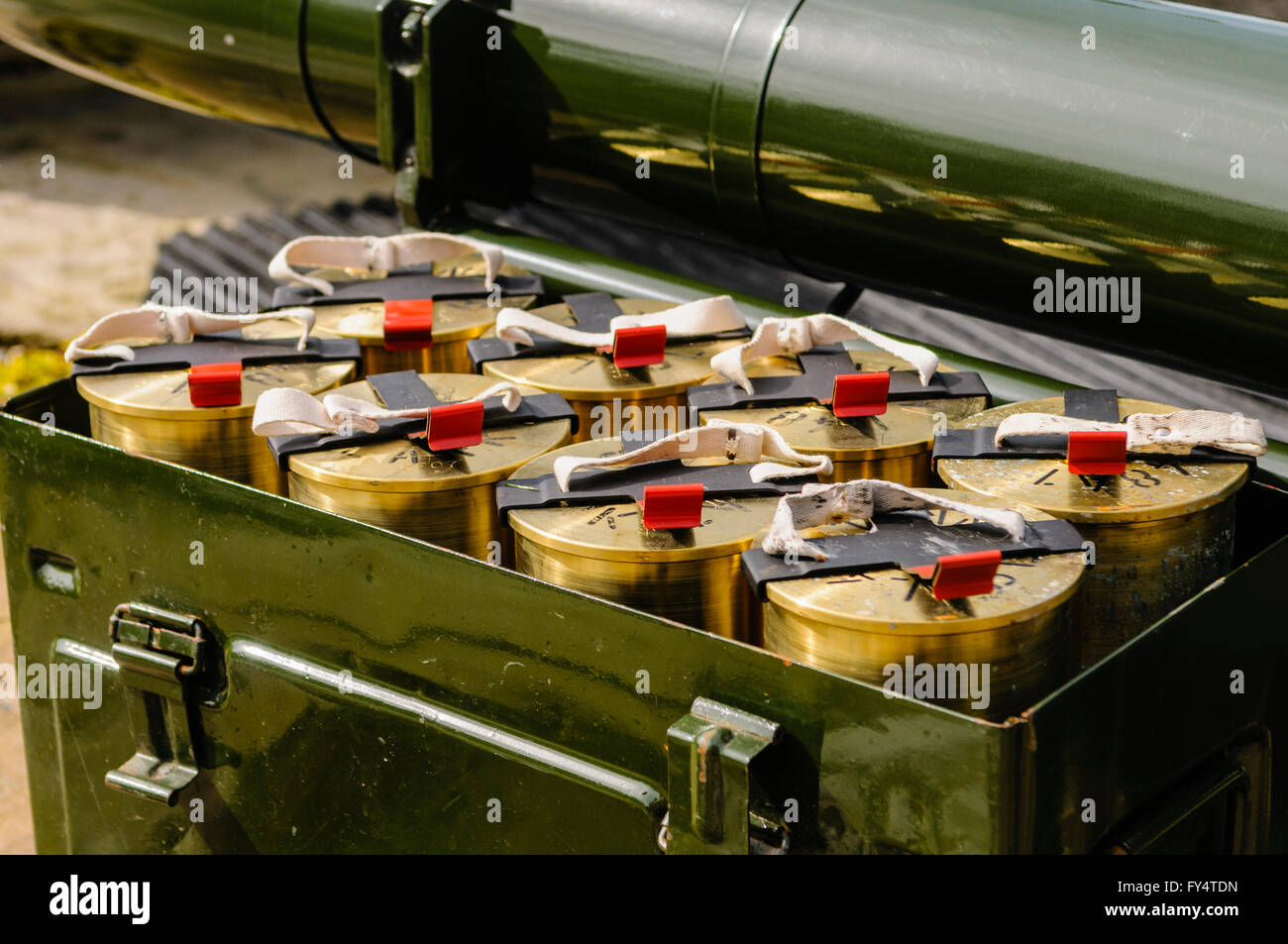 Scatola di munizioni di cartucce di esplosivo per un L118 cannone leggero obice dal Royal Artillery, esercito britannico, pronto per essere sparato. Foto Stock