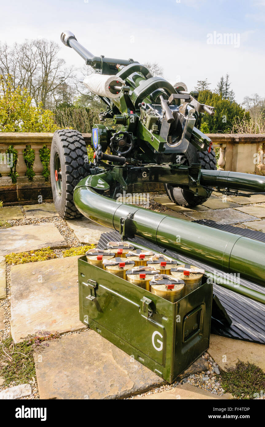 105mm Light campo di pistola obici da Royal Artillery con una scatola di munizioni di cariche esplosive pronto per essere sparato. Foto Stock