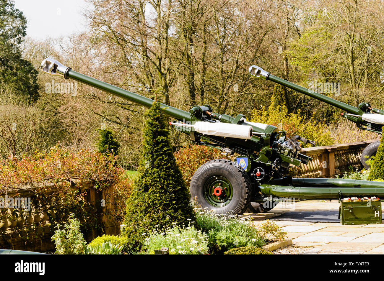 Due 105mm Light Cannoni obici da Royal Artillery schierate al castello di Hillsborough Palace per dare una pistola 21 salute. Foto Stock