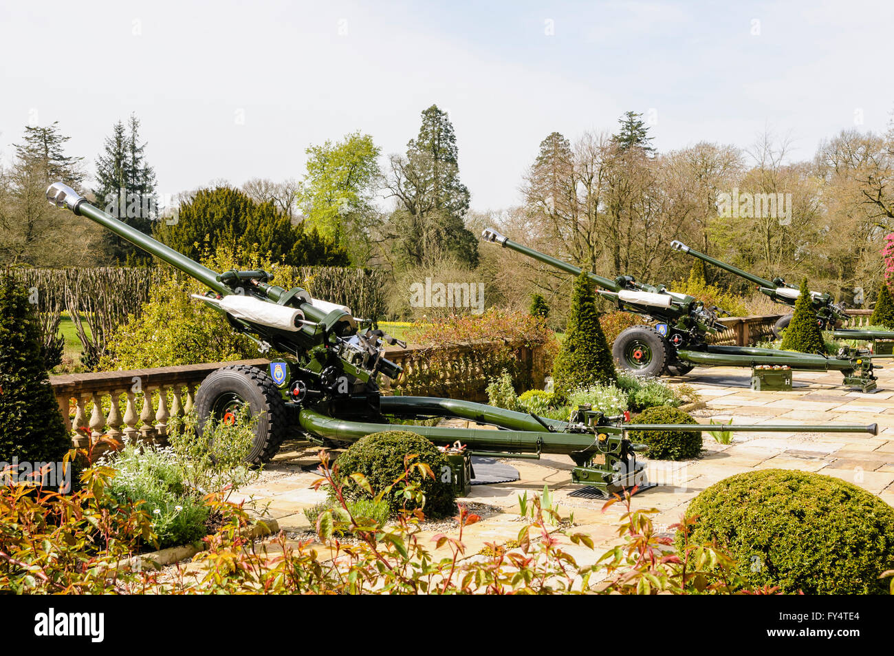 Tre 105mm Light Cannoni obici da Royal Artillery schierate al castello di Hillsborough Palace per dare una pistola 21 salute. Foto Stock