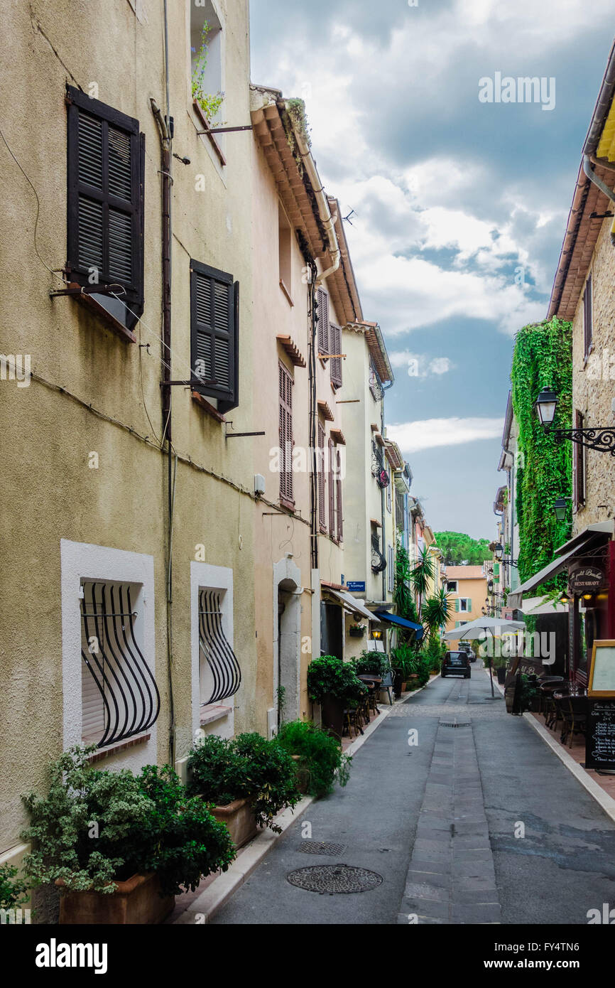 Vicolo in Grasse in Route de Napoleone area, la maggior parte delle piante verdi in vaso sono molto umore Foto Stock