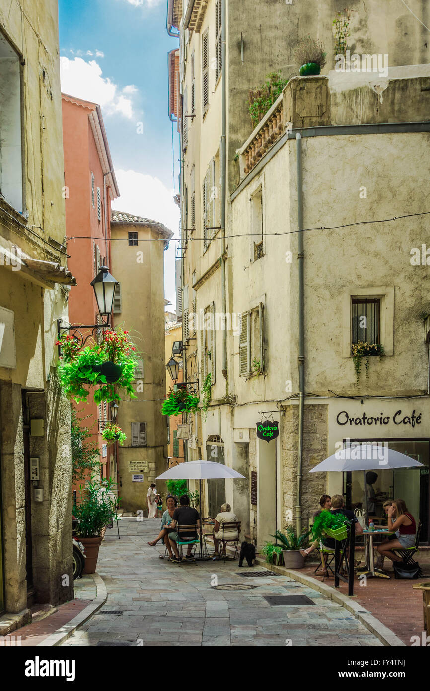 Le persone hanno un relax in cafe, il centro storico di Grasse in su piante e odore di profumi della spruzzatura di fino da una cordicella Foto Stock