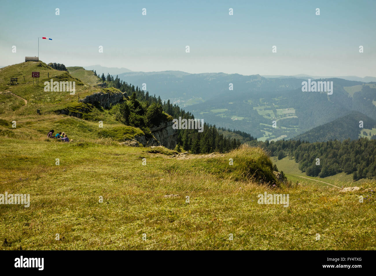 La Svizzera, Giura, Chasseral. Le persone hanno un relax e vista su spazio aereo Foto Stock
