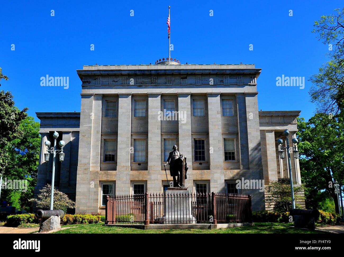 Raleigh, North Carolina: George Washington statua e anteriore del sud di State Capitol Building * Foto Stock