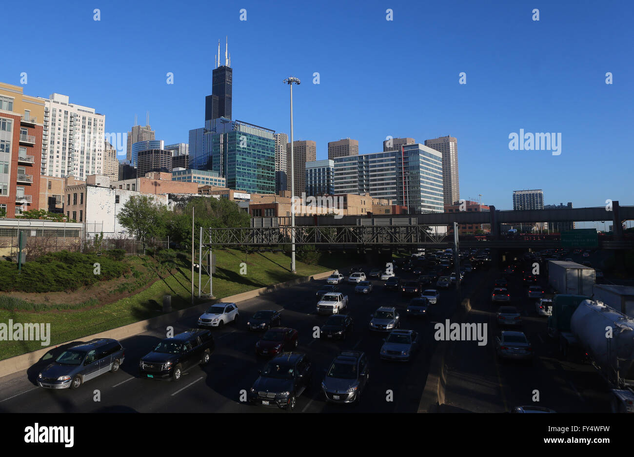 Il traffico in entrambe le direzioni della Interstate 90/94 (I-90/94) aka the kennedy Expressway in Chicago, Illinois, Stati Uniti d'America Foto Stock