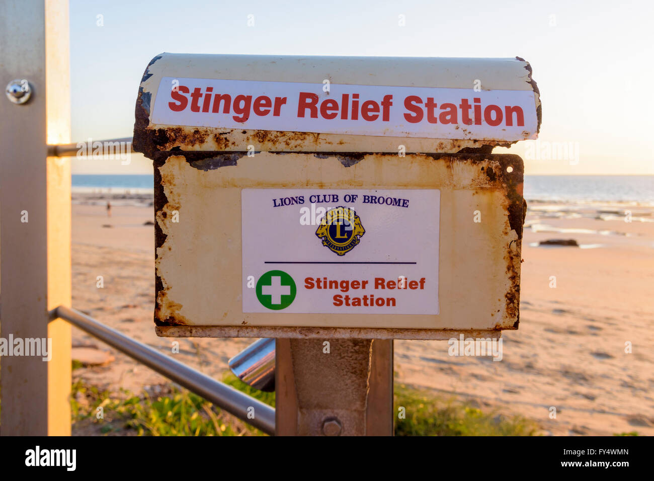 Donato Stinger sollievo stazione contenente aceto sulla spiaggia di Cable Beach in Broome, Kimberley, Australia occidentale, Australia Foto Stock