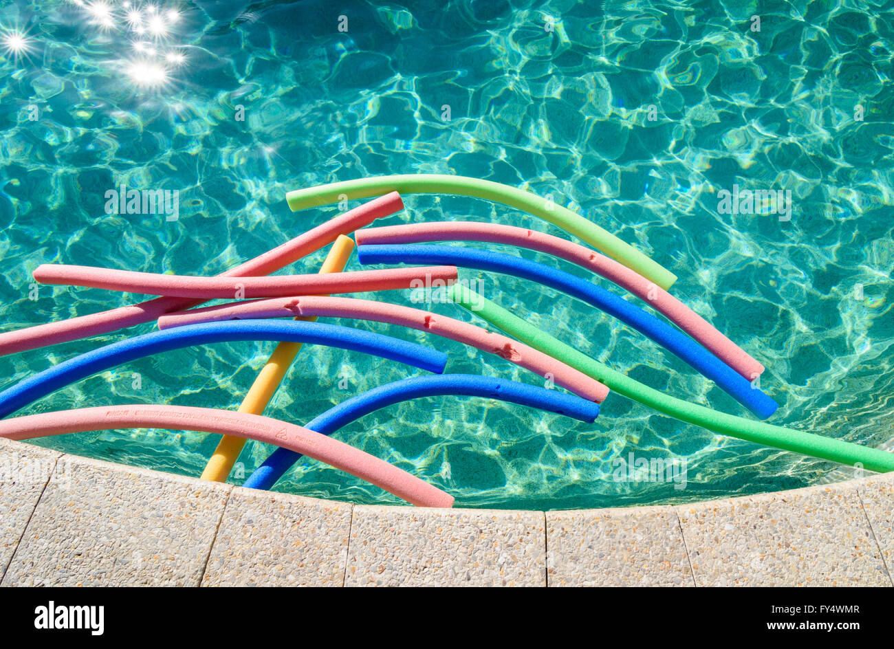 Ben utilizzati colorati tagliatelle piscina galleggiante in un pool Foto Stock