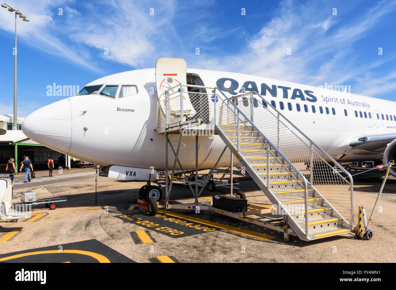 Scale passeggeri in un Qantas Boeing 737-800 aereo all'aeroporto di Broome, Kimberley, Australia occidentale Foto Stock
