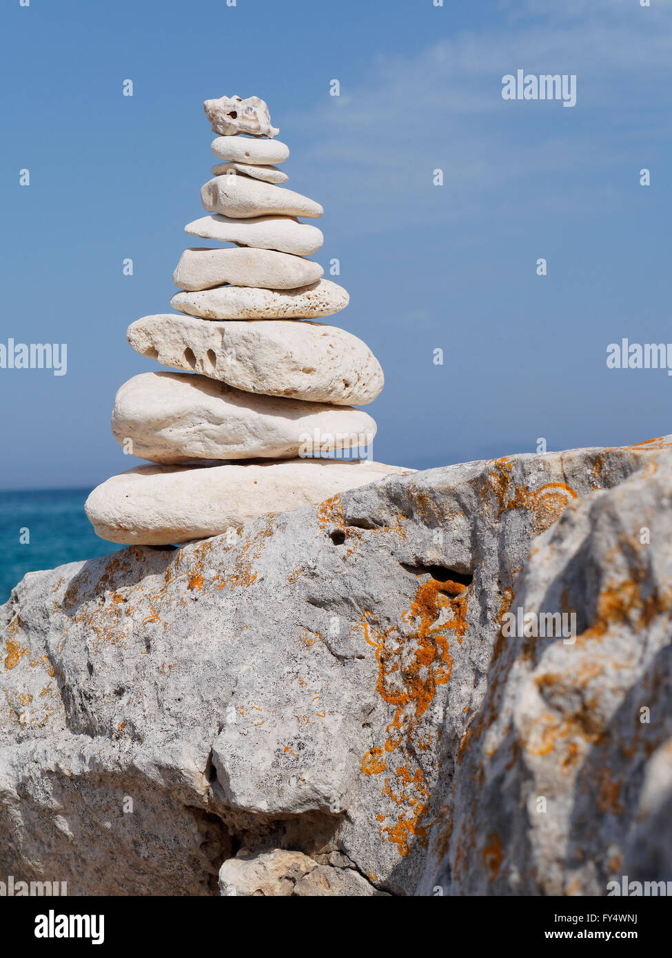 White mucchio di pietre impilate l equilibrio Foto Stock