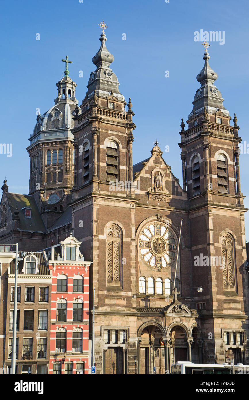 Famosa San Nicola Basilica vicino la stazione centrale di Amsterdam. Verticalmente. Foto Stock