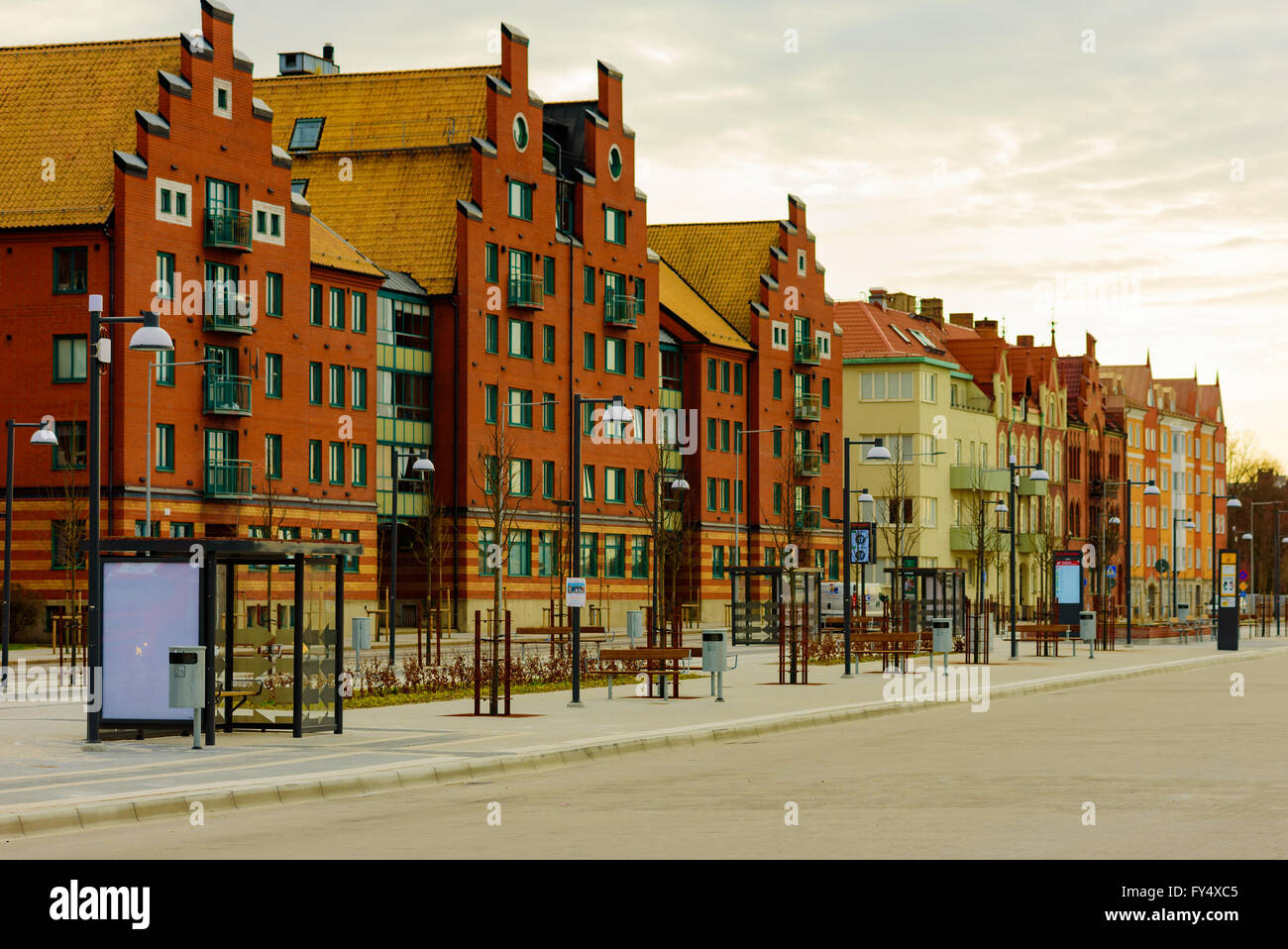Trelleborg, Svezia - 12 Aprile 2016: alto edificio di appartamenti case accanto al terminal degli autobus. Foto Stock