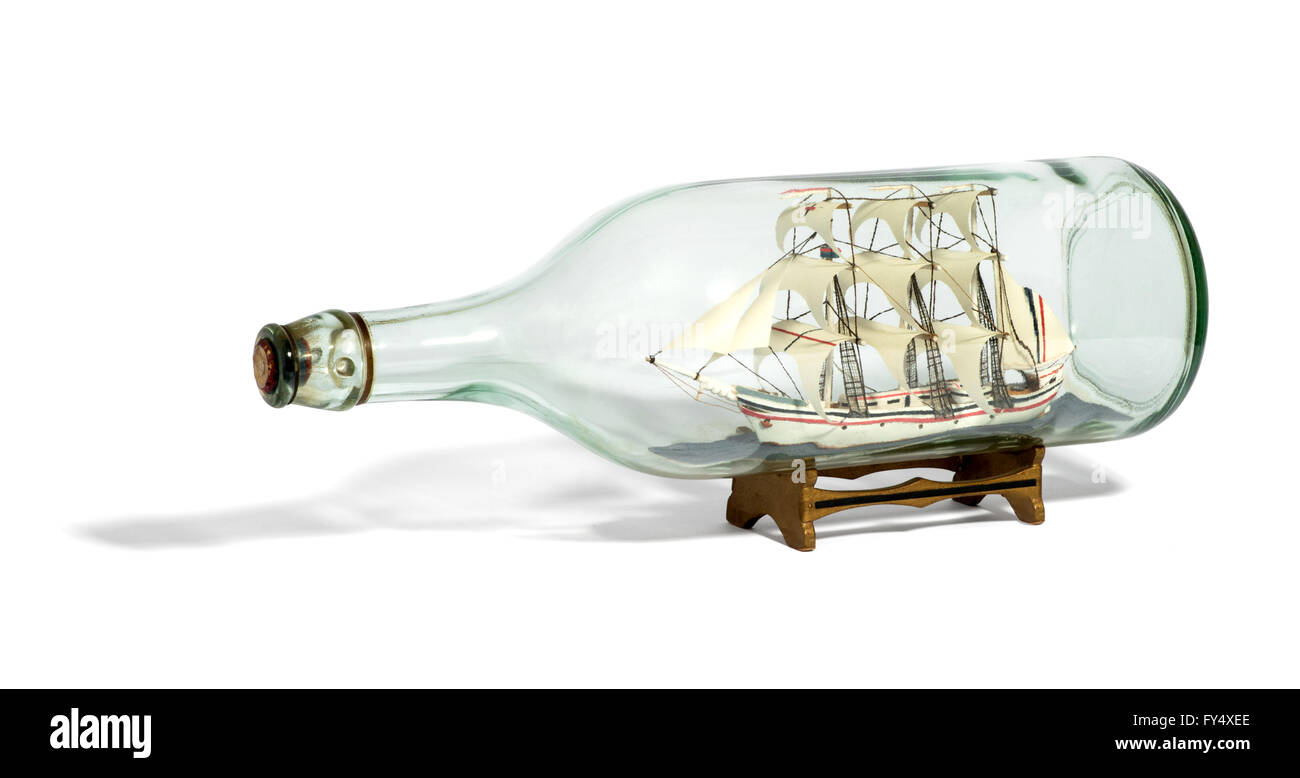 Miniatura tall ship con vele truccate in una bottiglia di vetro chiaro Foto Stock
