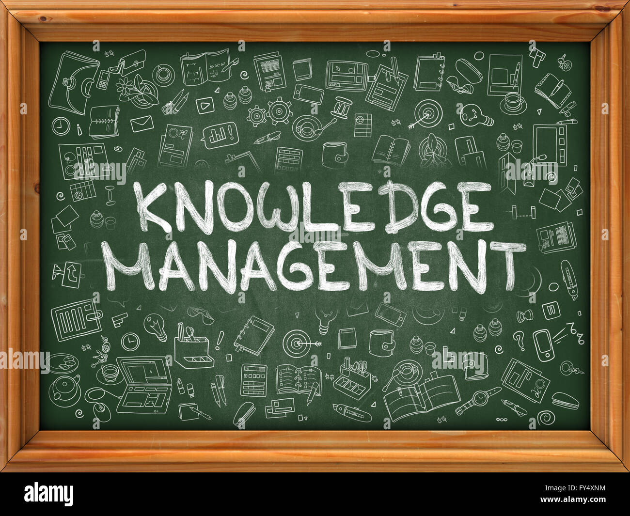 Disegnata a mano la gestione della conoscenza sulla lavagna verde. Foto Stock