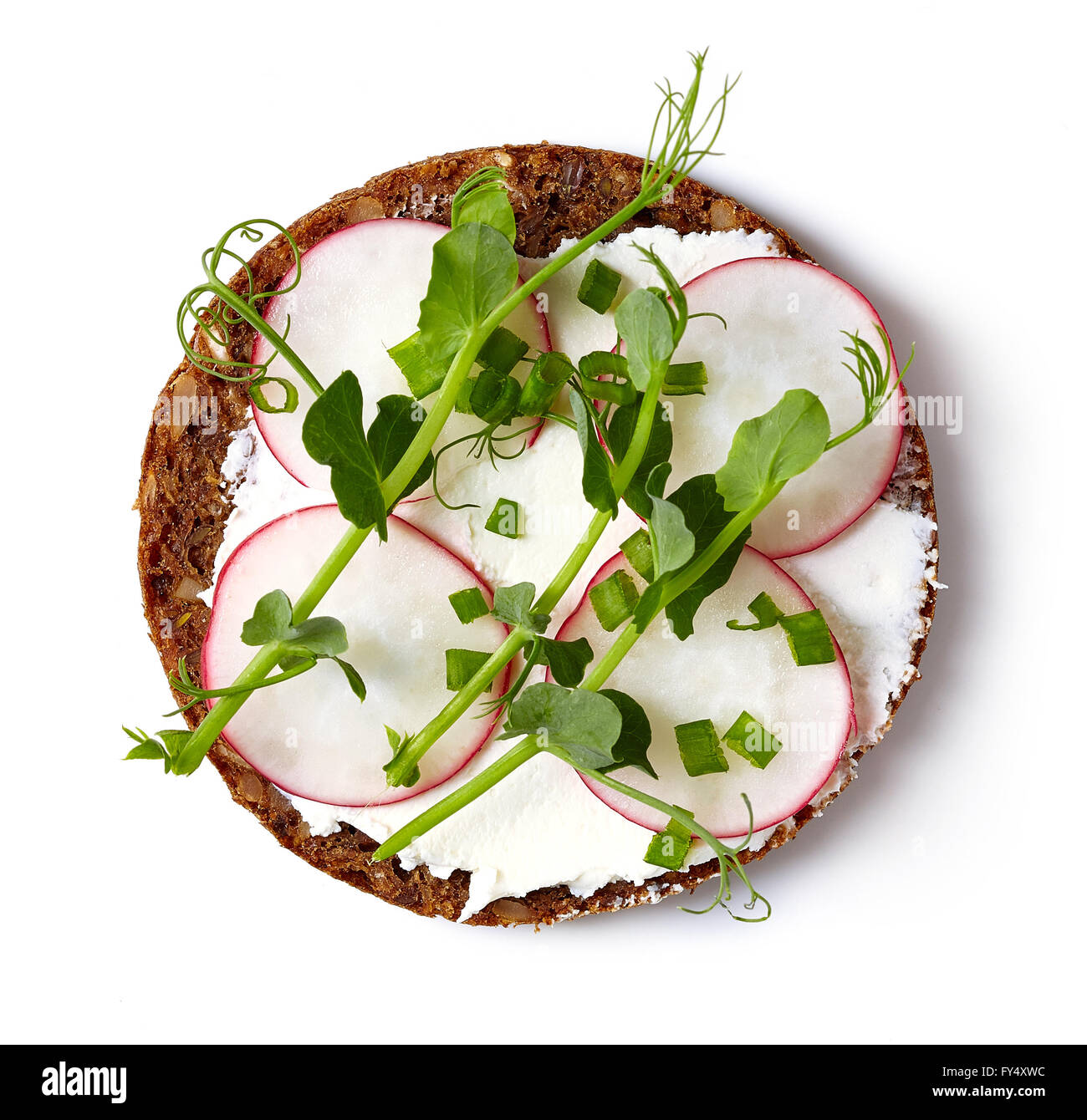 Sandwich di sani con multi pane di grano, crema di formaggio e verdure e isolato su sfondo bianco, vista dall'alto Foto Stock