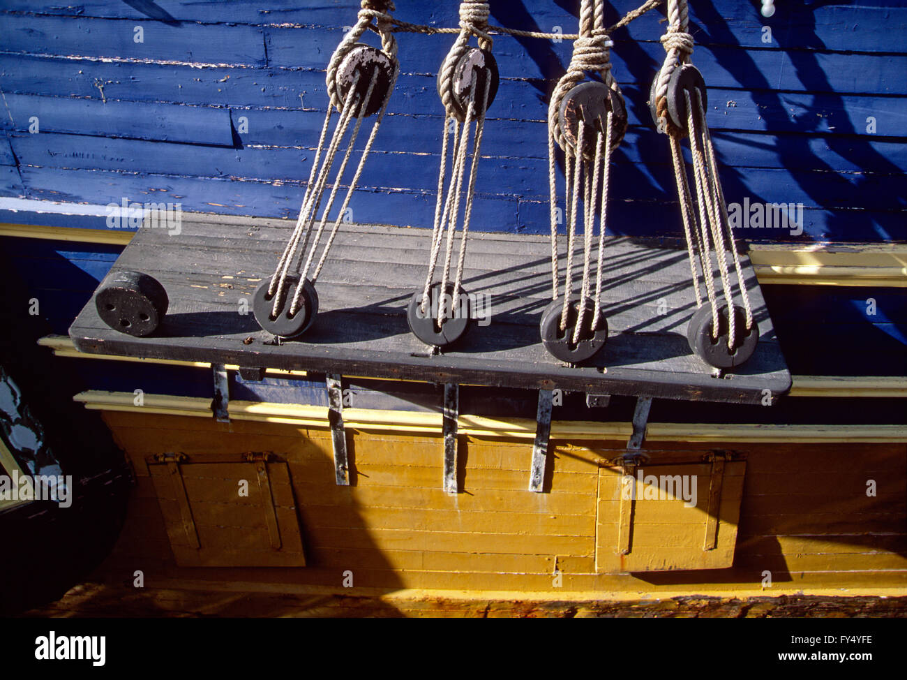 Close-up di vela riggings sulla storica barca a vela; schooner; Cape Town harbour; Penisola del Capo; Sud Africa Foto Stock