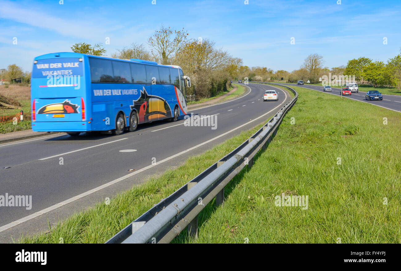 A27 a doppia carreggiata con un autobus che viaggia lungo di essa nel sud dell'Inghilterra, Regno Unito. Foto Stock