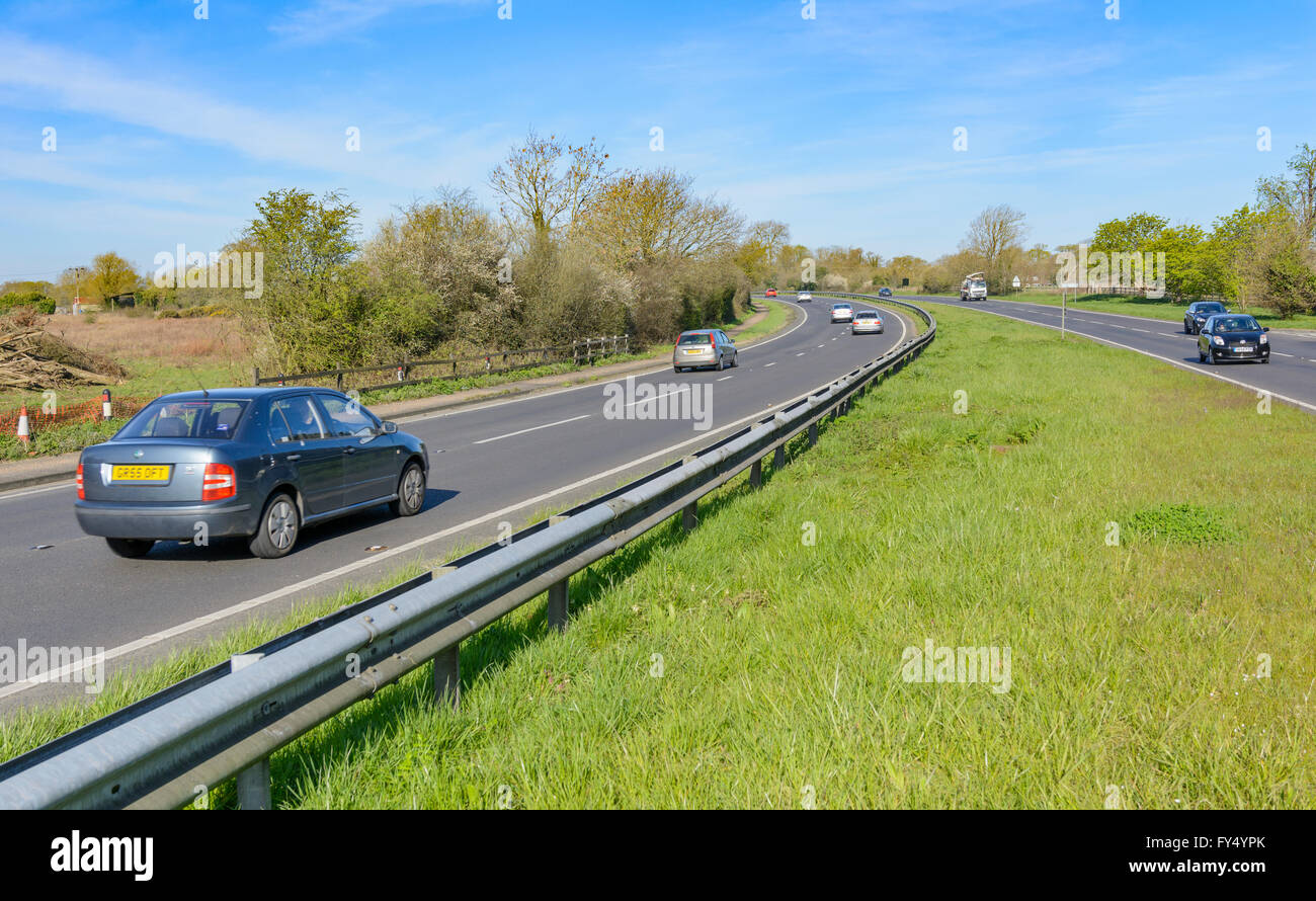 A27 a doppia carreggiata con le automobili che viaggiano lungo di essa nel sud dell'Inghilterra, Regno Unito. Foto Stock