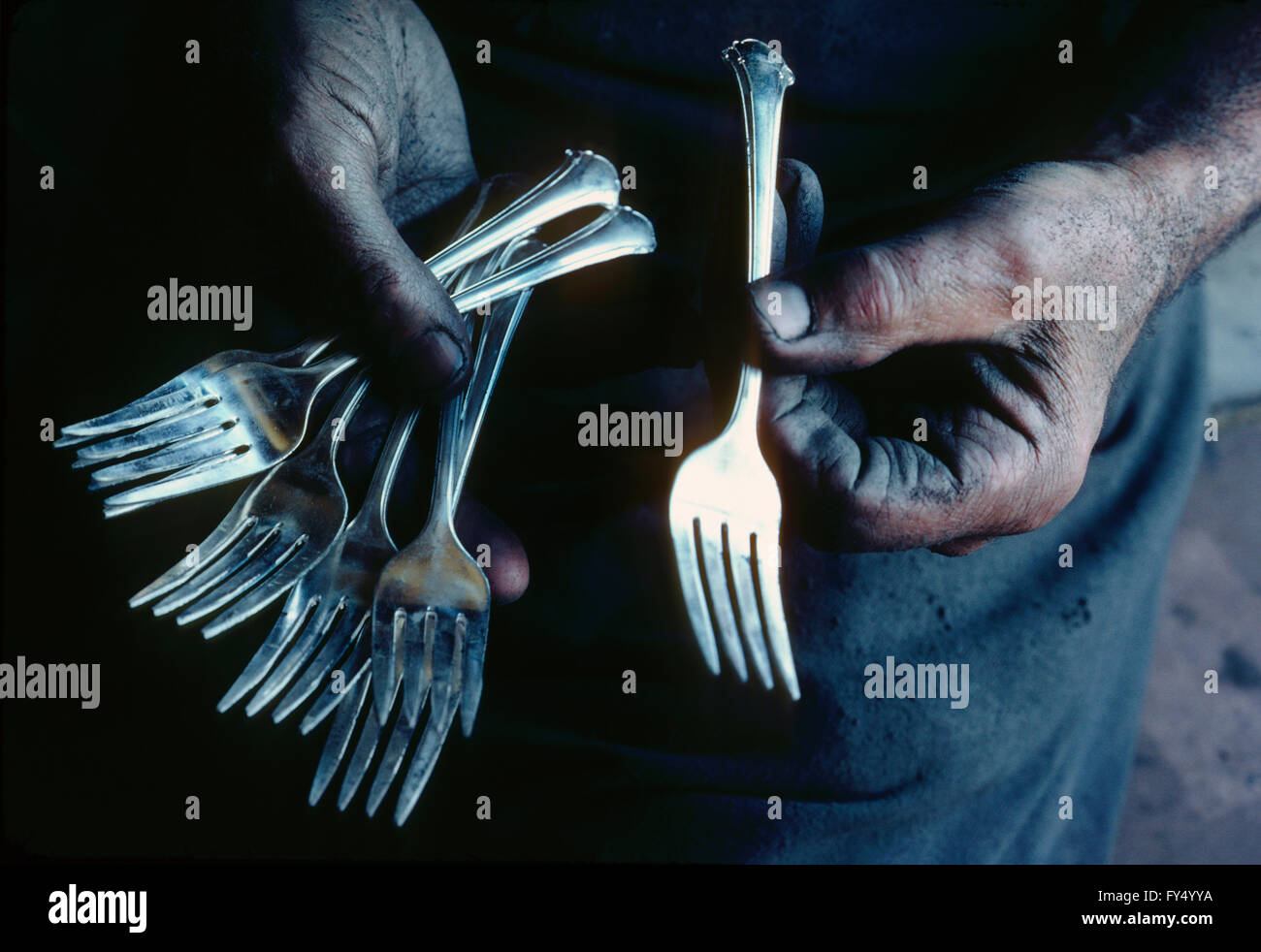 Argenteria artigiano visualizzando il suo lavoro; vasellame in corso Foto Stock