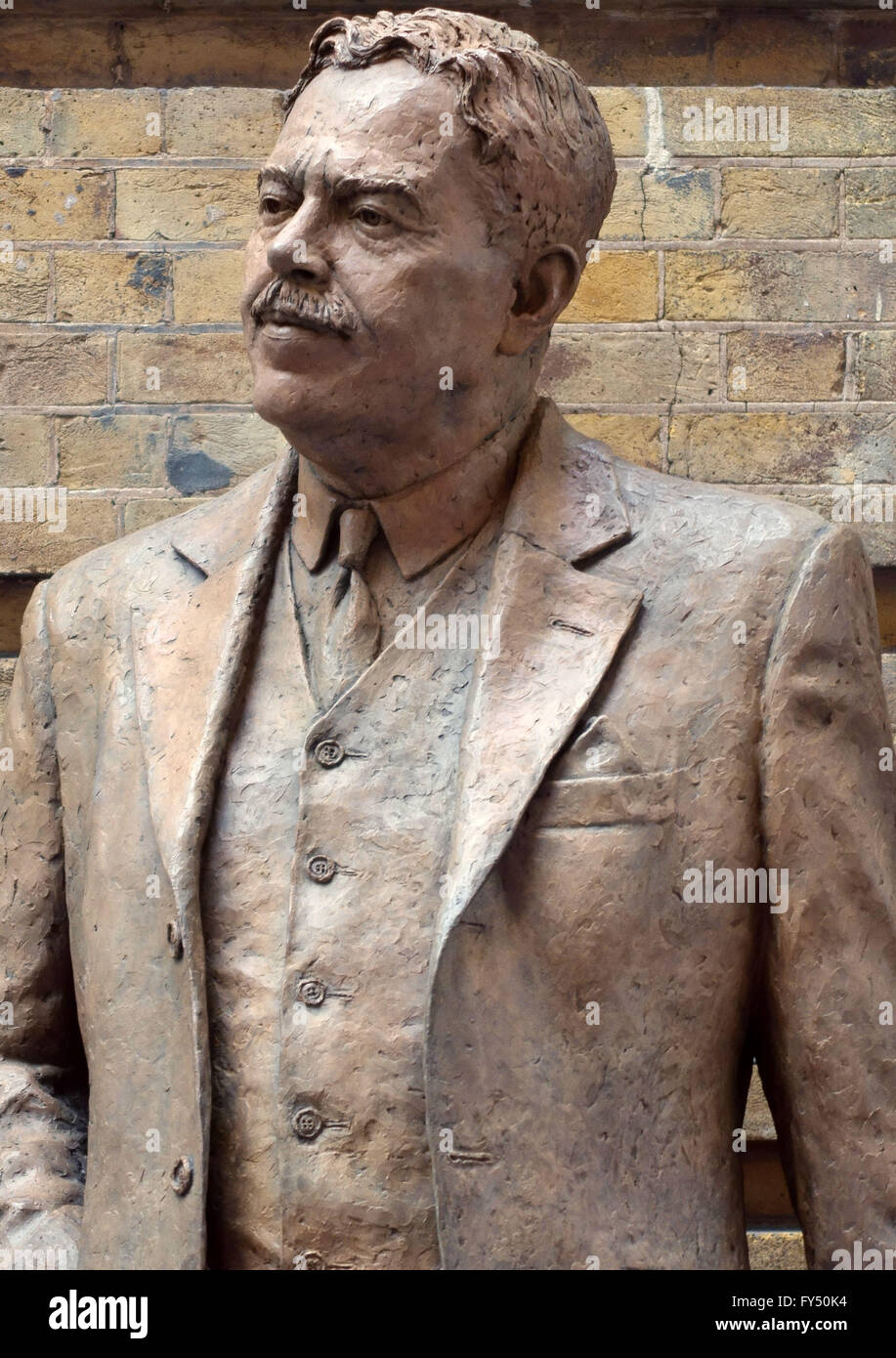 Statua di locomotiva engineer Sir Nigel Gresley nella stazione di King Cross, Londra Foto Stock