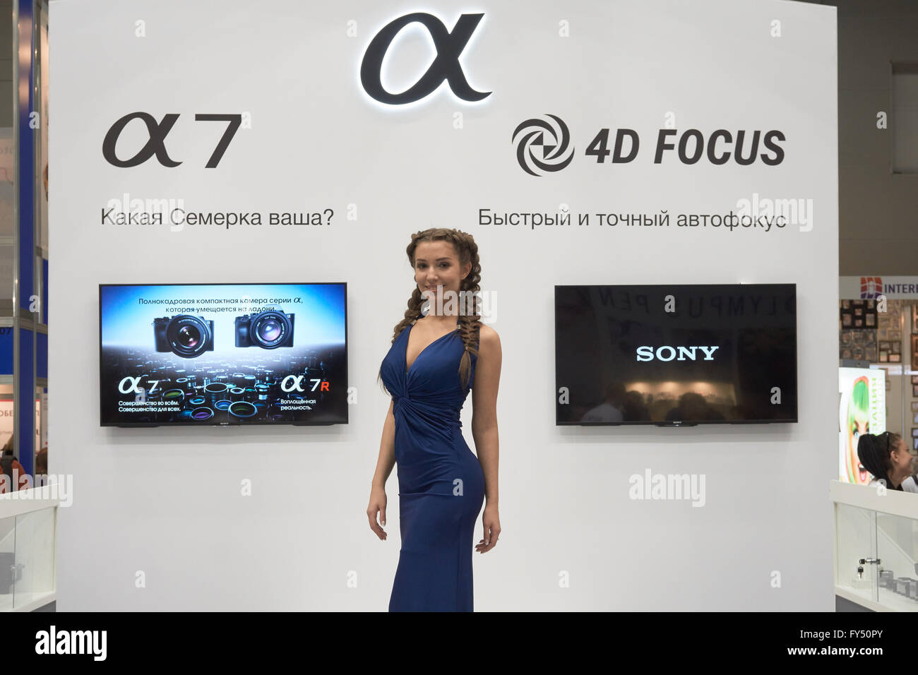 Mosca Crocus Expo a Mosca, Russia - 15 Aprile 2016: Ragazza modello che rappresenta le fotocamere digitali Sony in Photoforum 2016 Foto Stock