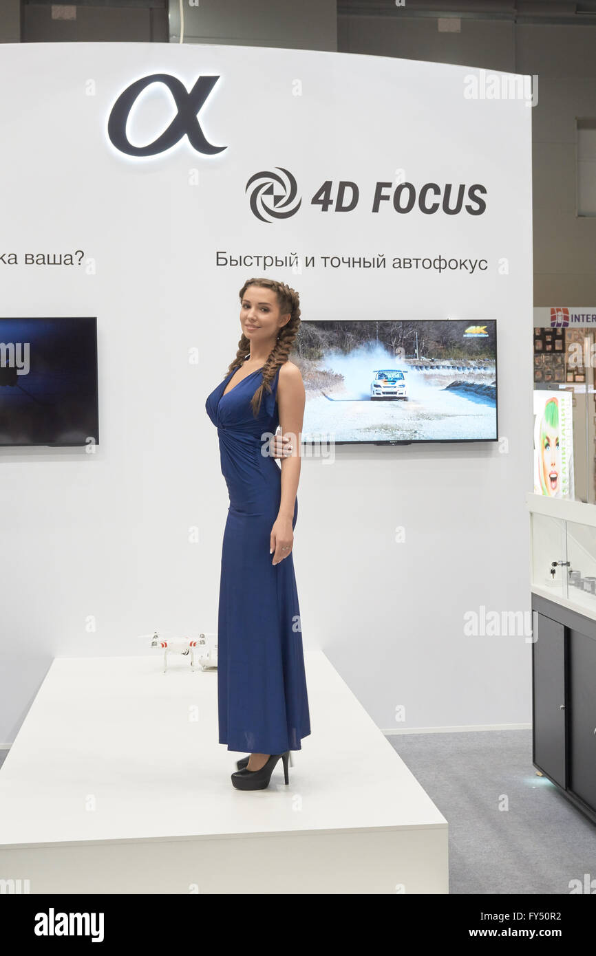 Mosca Crocus Expo a Mosca, Russia - 15 Aprile 2016: Ragazza modello che rappresenta le fotocamere digitali Sony in Photoforum 2016 Foto Stock