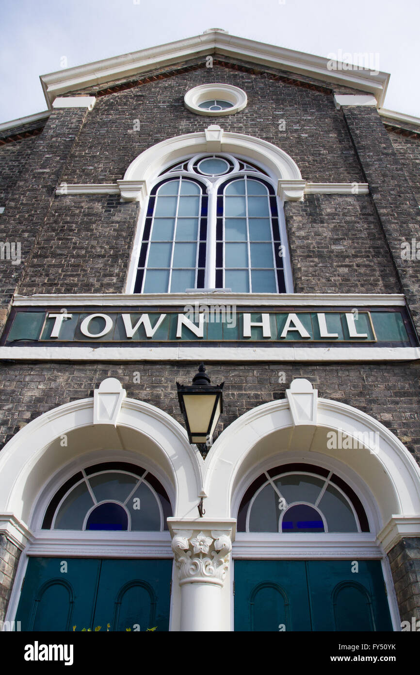 Un tradizionale inglese municipio edificio con un grande 'town hall' segno sulla sua facciata. Foto Stock