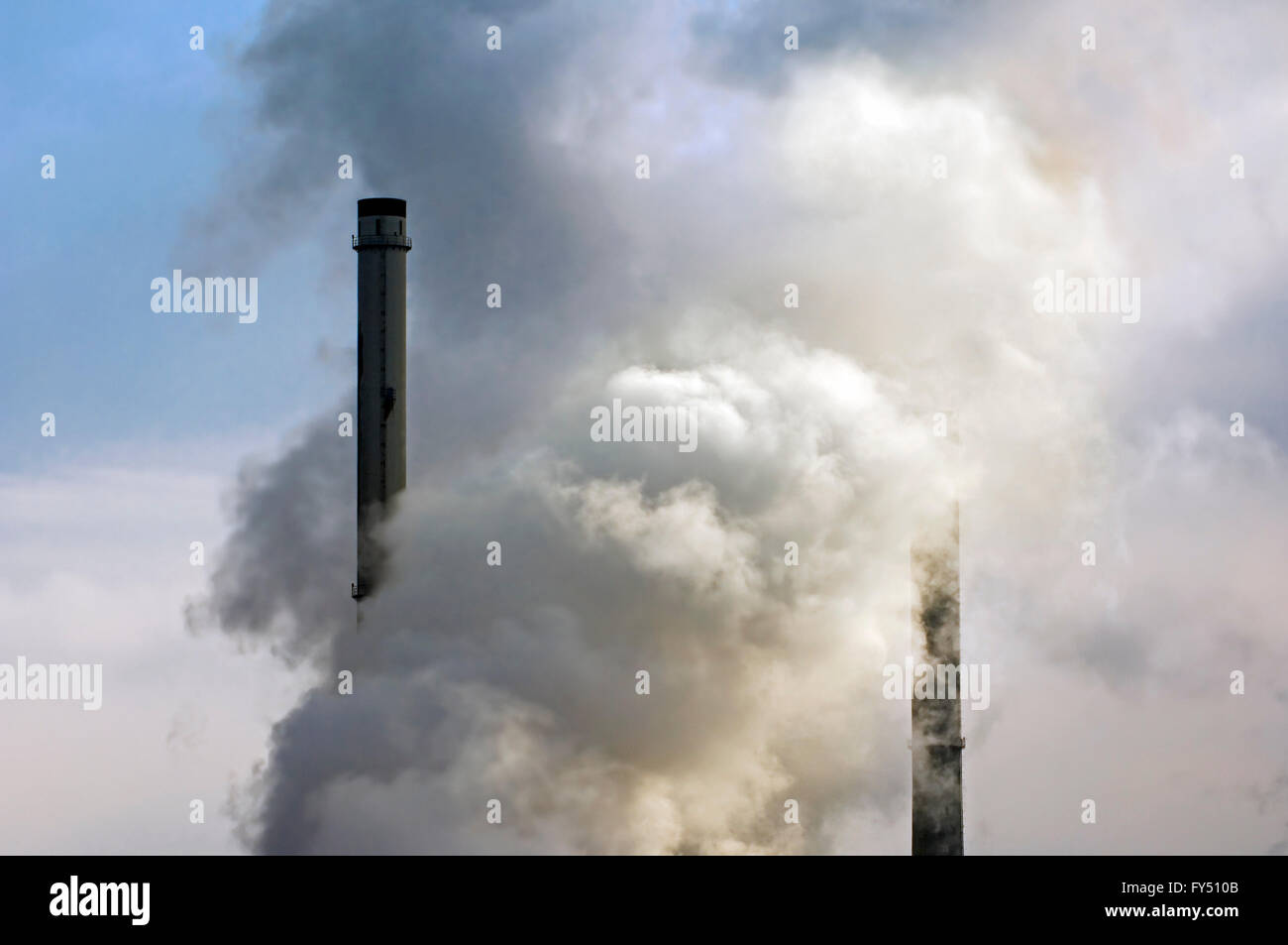 Immagine concettuale che mostra l'inquinamento atmosferico da industria petrolchimica mostra ciminiere compresi con fumo Foto Stock