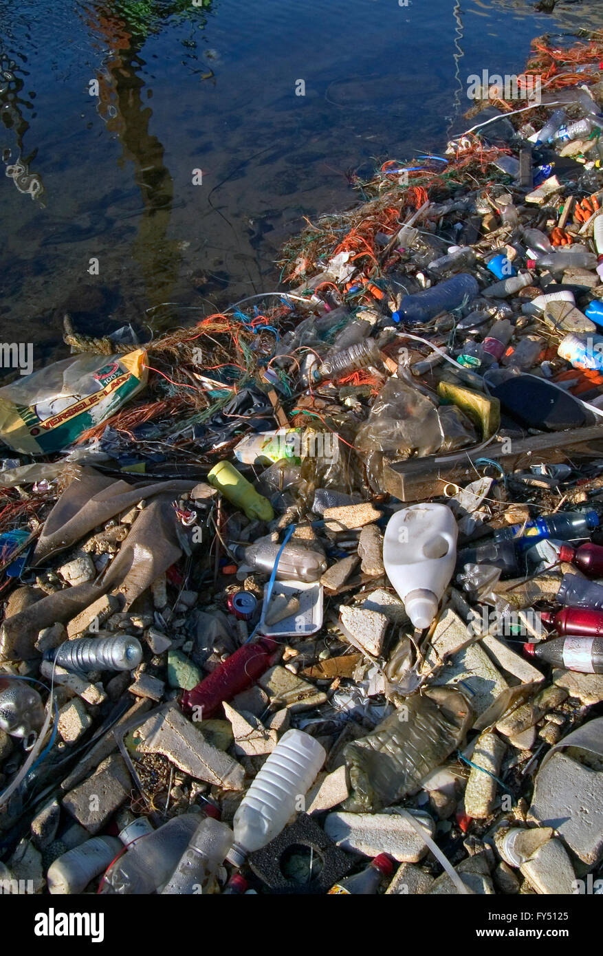 Rifiuti plastici e altri non degradabili in rifiuti in acqua del canale Foto Stock