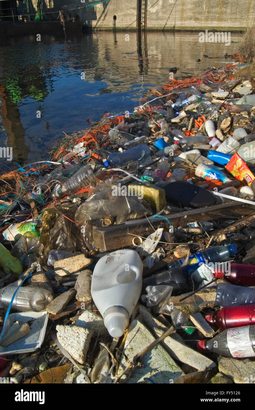 Rifiuti plastici e altri non degradabili in rifiuti in acqua del canale Foto Stock