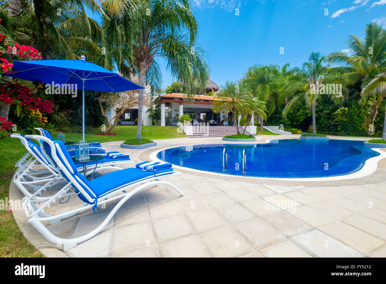 Area piscina con sedie a sdraio e ombrellone - Elegante residenza messicana, Punta de Mita, Riviera Nayarit, Messico Foto Stock