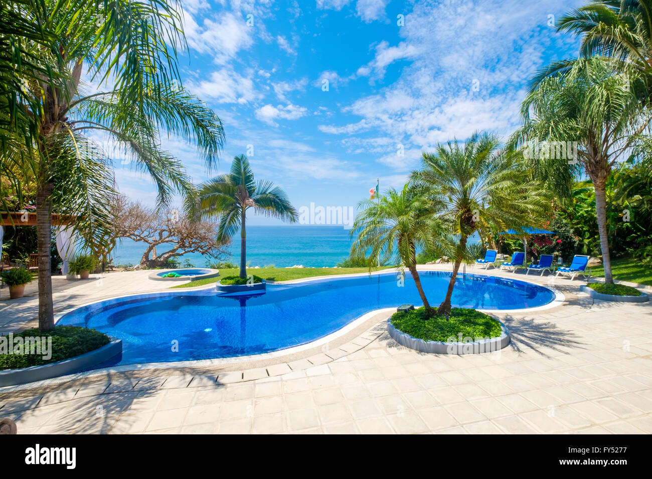 Piscina con sedie a sdraio di fronte oceano messicano di lusso Residence, Punta de Mita, Riviera Nayarit, Messico Foto Stock